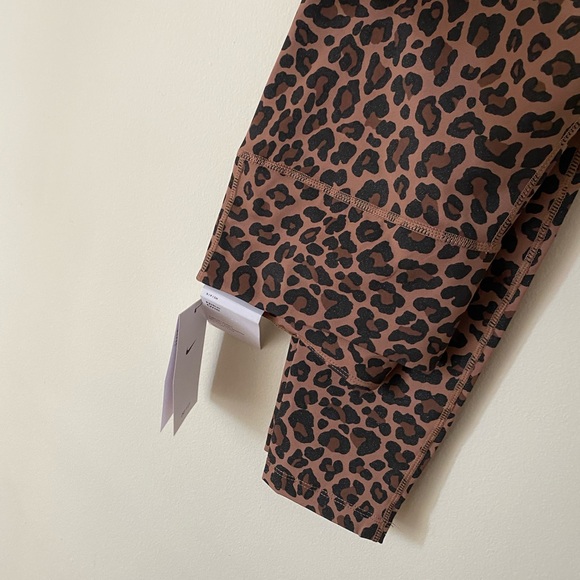 ❌SOLD Nike One Leopard Leggings - Picture 4 of 7